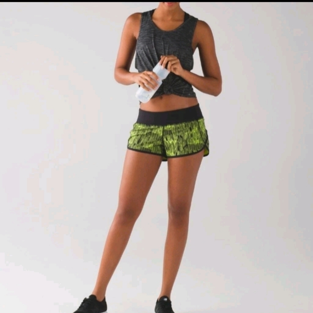 Lululemon down pour line light/ black speed shorts (2.5) size 8 - Picture 8 of 8
